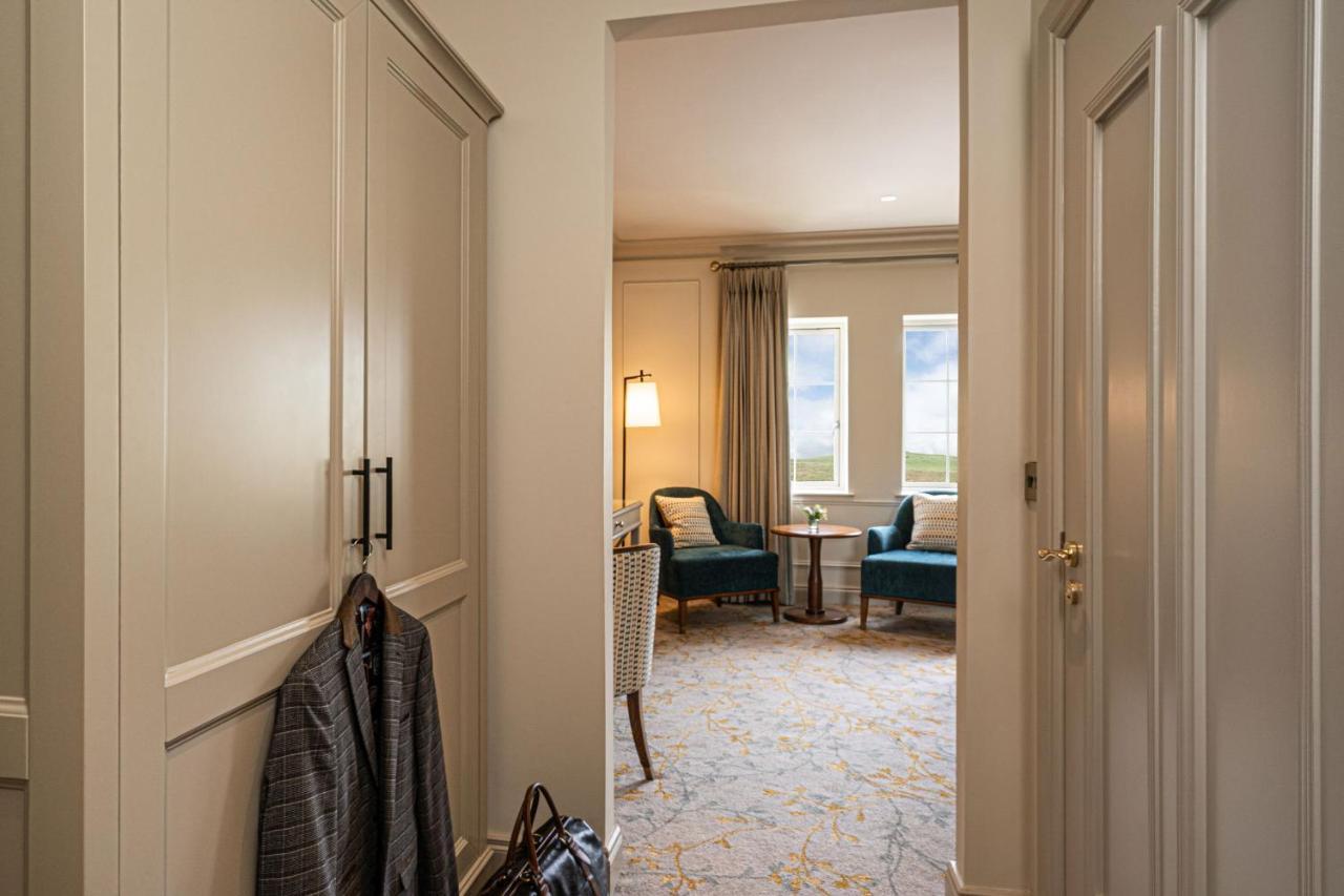 Lough Erne Resort Enniskillen Eksteriør bilde A guest room at The Ivy Hotel