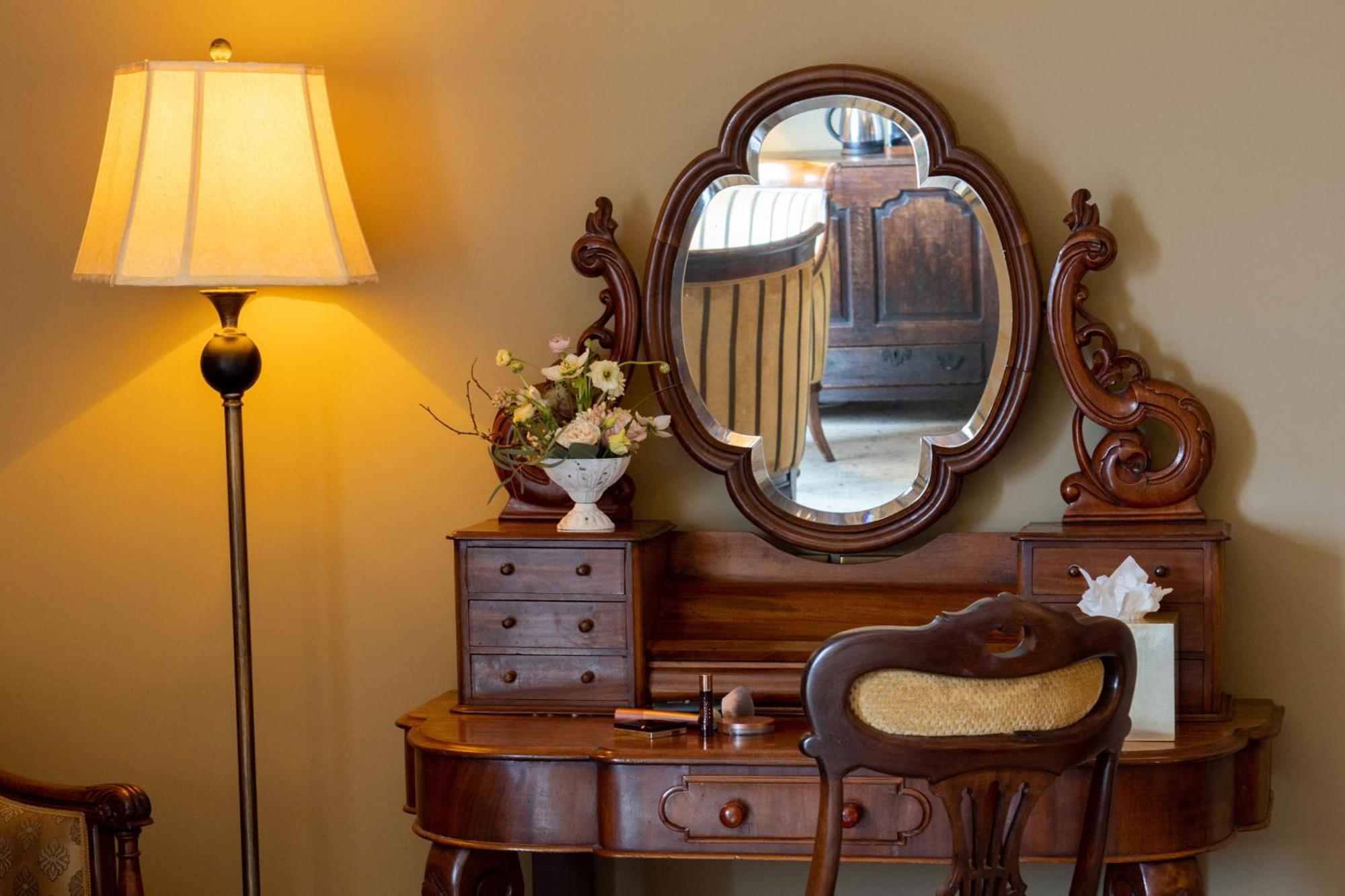 Lough Erne Resort Enniskillen Eksteriør bilde A dressing table