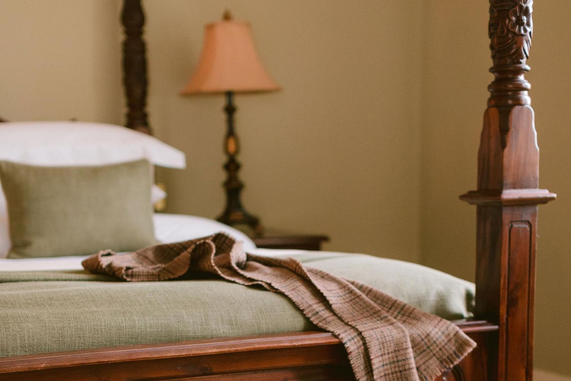 Lough Erne Resort Enniskillen Eksteriør bilde A bed with a throw