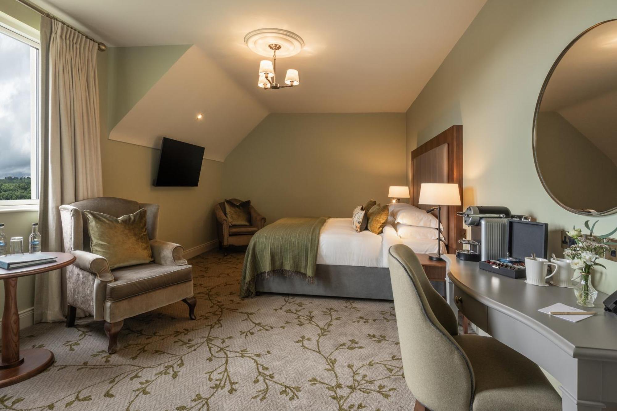 Lough Erne Resort Enniskillen Eksteriør bilde A bedroom at The Ivy Hotel