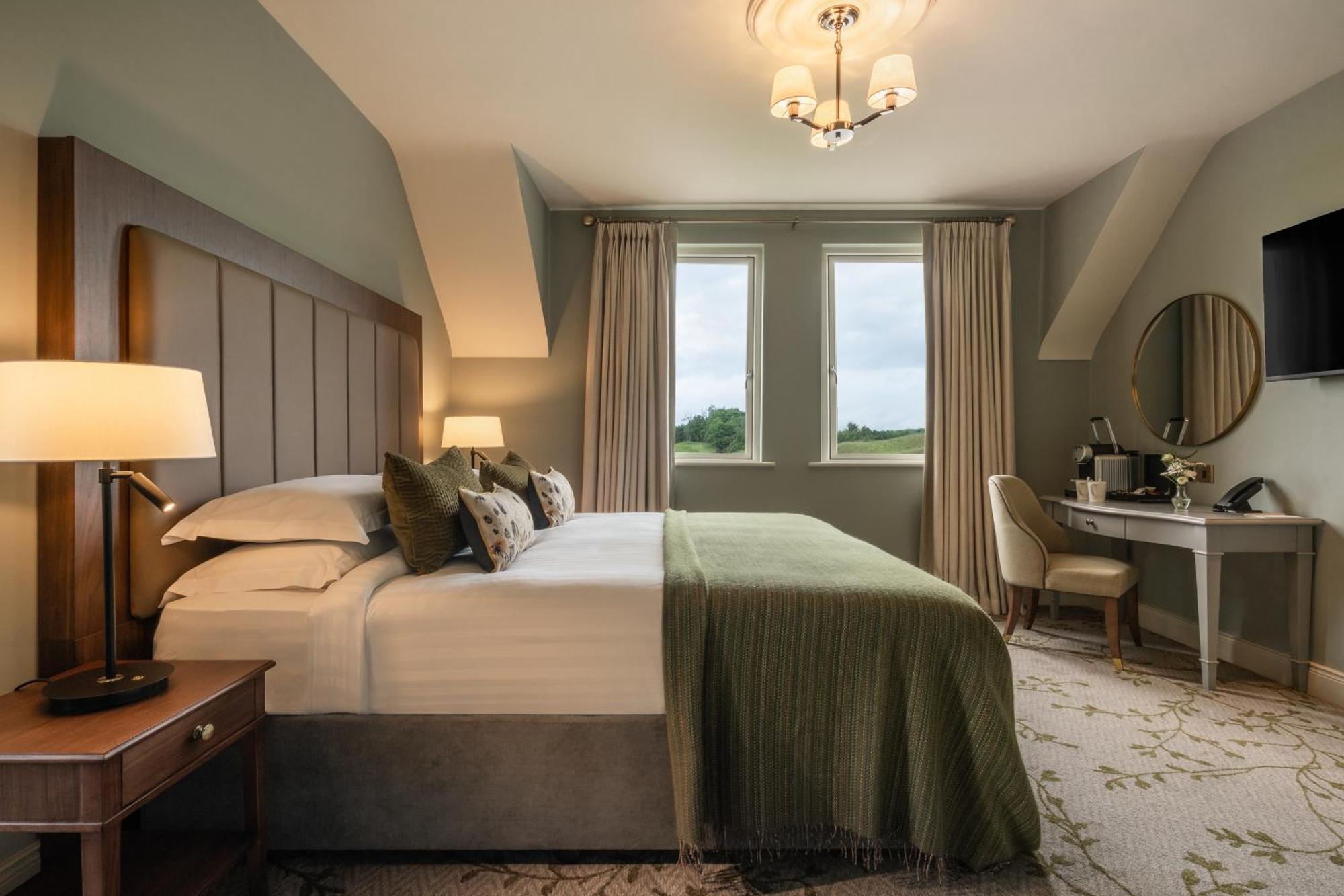 Lough Erne Resort Enniskillen Eksteriør bilde A bedroom at The Grove