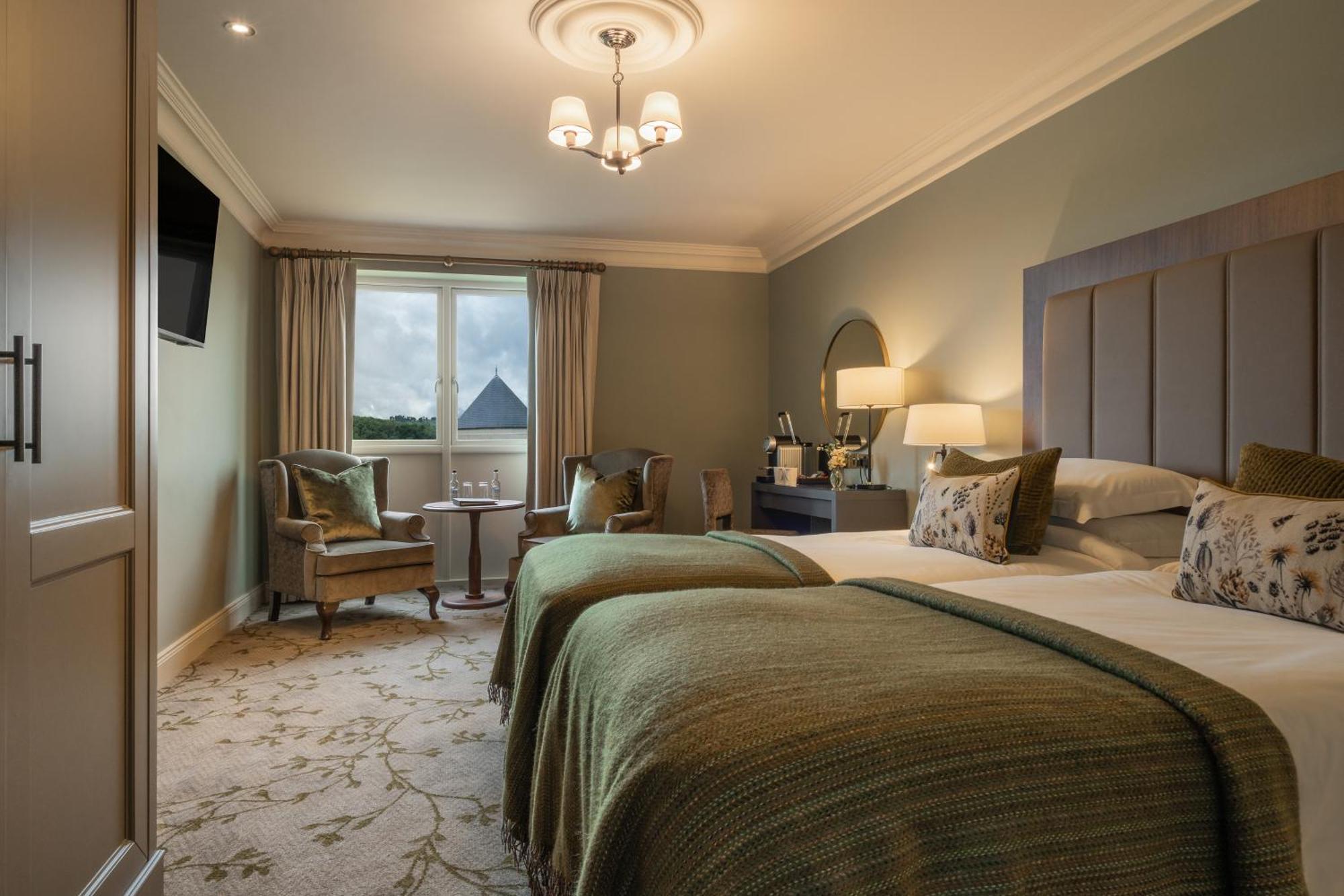 Lough Erne Resort Enniskillen Eksteriør bilde A bedroom at the hotel