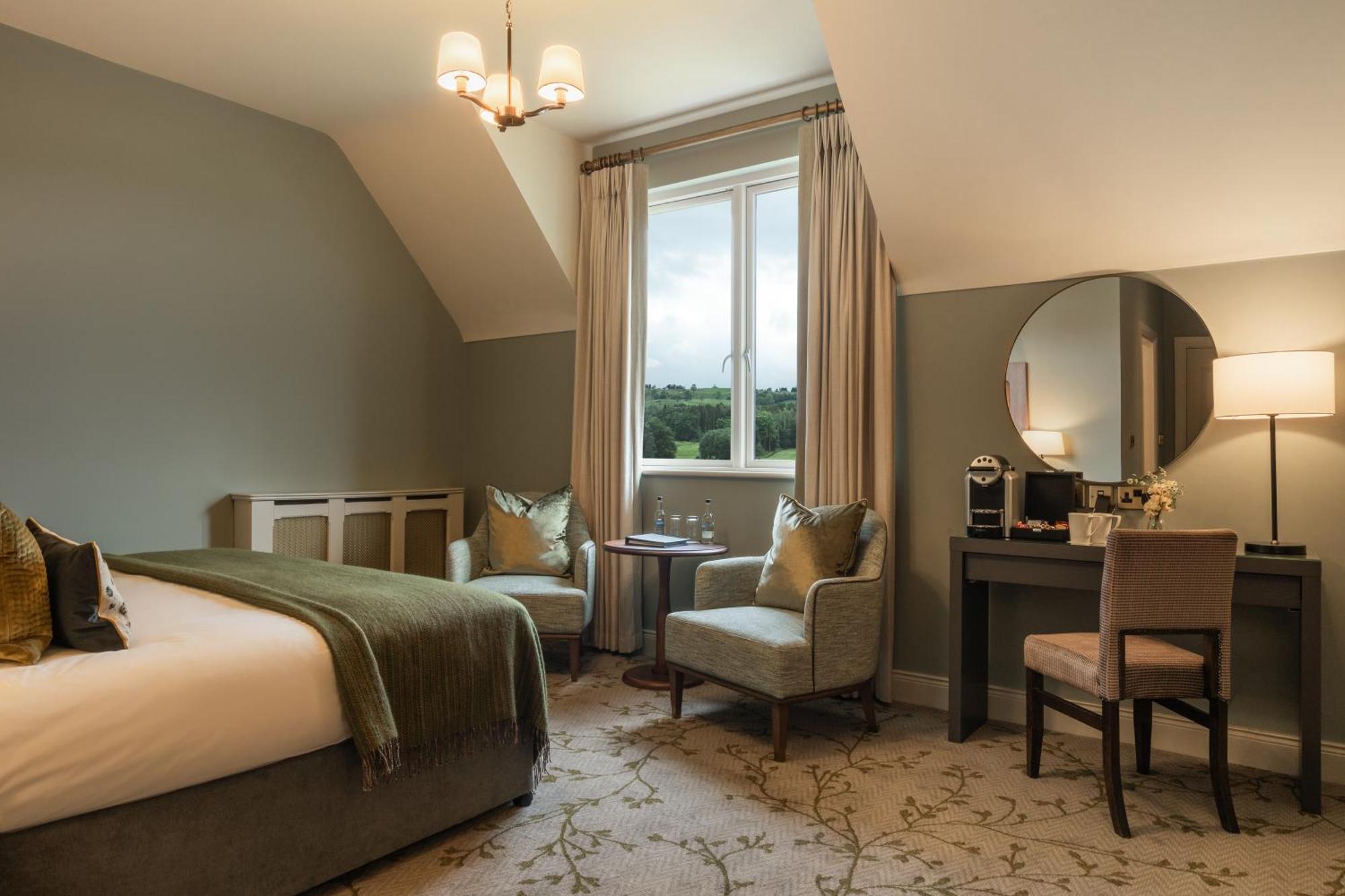 Lough Erne Resort Enniskillen Eksteriør bilde A bedroom at The Old Inn