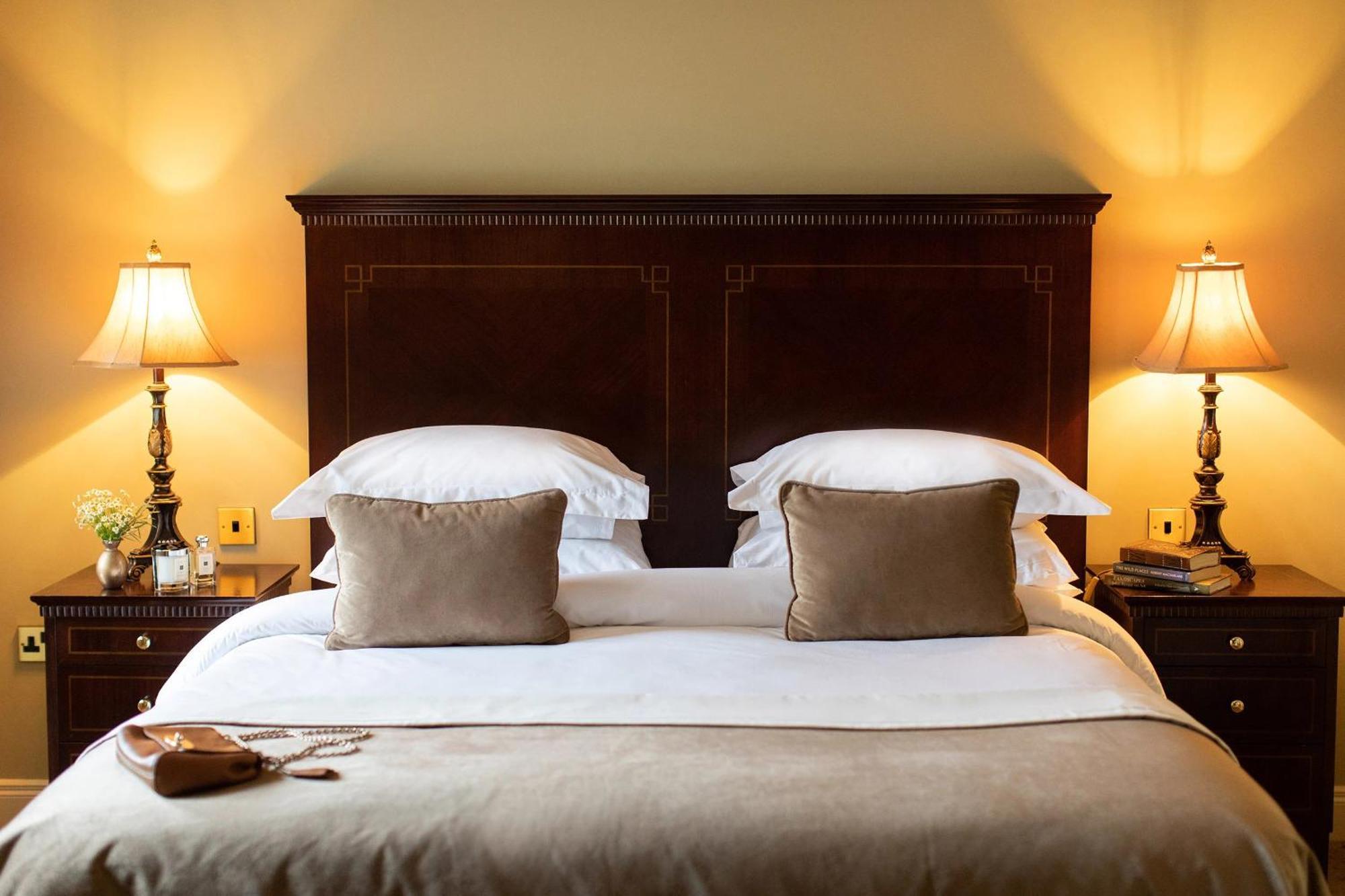 Lough Erne Resort Enniskillen Eksteriør bilde A bedroom at the hotel