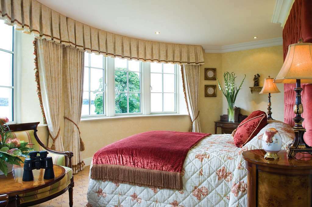 Lough Erne Resort Enniskillen Rom bilde Curtains in a bedroom