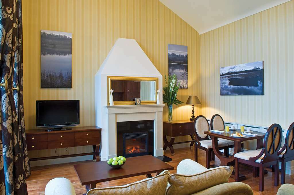 Lough Erne Resort Enniskillen Rom bilde A living room in a typical apartment