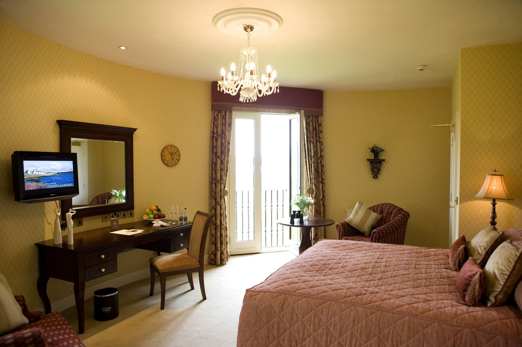 Lough Erne Resort Enniskillen Eksteriør bilde A bedroom at the hotel